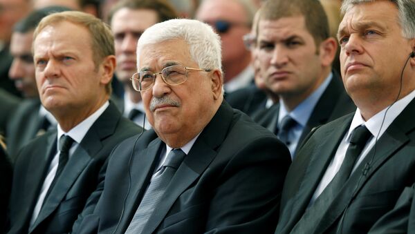 Abbas, töreni AB Konsey Başkanı Donald Tusk ve Macaristan Başbakanı Victor Orban'la birlikte en ön sıradan takip ediyor. - Sputnik Türkiye