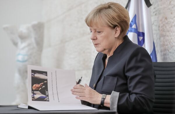 Peres'in cenazesine katılmayan Almanya Başbakanı Angela Merkel ise İsrail'in Berlin Büyükelçiliği'ni ziyaret ederek Peres anısına açılan hatıra defterini imzaladı. Peres'in cenazesine katılmayan Almanya Başbakanı Angela Merkel ise İsrail'in Berlin Büyükelçiliği'ni ziyaret ederek Peres anısına açılan hatıra defterini imzaladı. - Sputnik Türkiye
