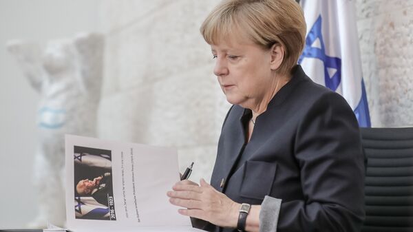 Peres'in cenazesine katılmayan Almanya Başbakanı Angela Merkel ise İsrail'in Berlin Büyükelçiliği'ni ziyaret ederek Peres anısına açılan hatıra defterini imzaladı. - Sputnik Türkiye