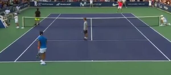 Rafael Nadal çocuğunu kaybeden kadına yardım için maçı durdurdu. Rafael Nadal çocuğunu kaybeden kadına yardım için maçı durdurdu. - Sputnik Türkiye