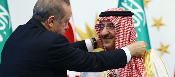 Cumhurbaşkanı Recep Tayyip Erdoğan, Cumhurbaşkanlığı Külliyesinde Suudi Arabistan Veliaht Prensi, Başbakan Birinci Yardımcısı ve İçişleri Bakanı Muhammed bin Nayif bin Abdülaziz Al Suud'a Cumhuriyet Nişanı verdi. - Sputnik Türkiye