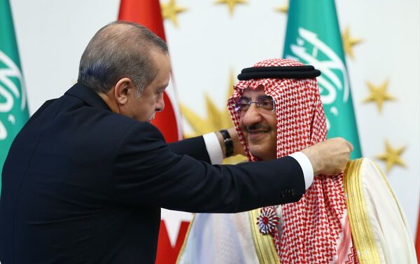 Cumhurbaşkanı Recep Tayyip Erdoğan, Cumhurbaşkanlığı Külliyesinde Suudi Arabistan Veliaht Prensi, Başbakan Birinci Yardımcısı ve İçişleri Bakanı Muhammed bin Nayif bin Abdülaziz Al Suud'a Cumhuriyet Nişanı verdi. - Sputnik Türkiye