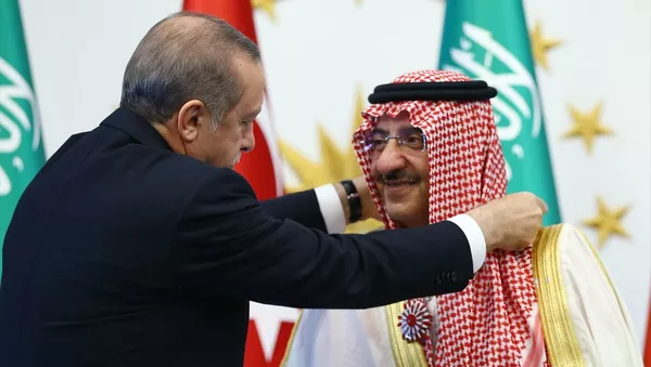 Cumhurbaşkanı Recep Tayyip Erdoğan, Cumhurbaşkanlığı Külliyesinde Suudi Arabistan Veliaht Prensi, Başbakan Birinci Yardımcısı ve İçişleri Bakanı Muhammed bin Nayif bin Abdülaziz Al Suud'a Cumhuriyet Nişanı verdi. - Sputnik Türkiye