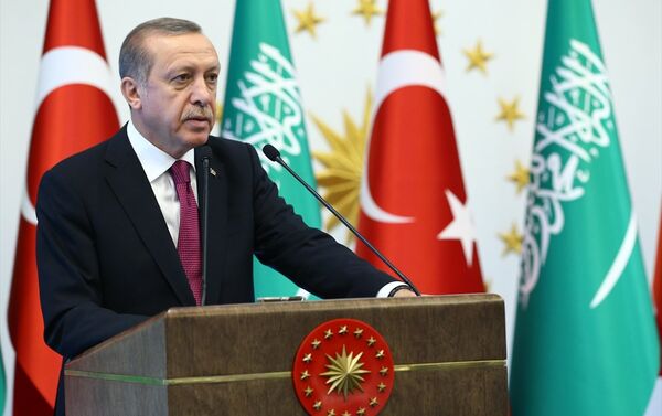 Cumhurbaşkanı Recep Tayyip Erdoğan, Cumhurbaşkanlığı Külliyesinde Suudi Arabistan Veliaht Prensi, Başbakan Birinci Yardımcısı ve İçişleri Bakanı Muhammed bin Nayif bin Abdülaziz Al Suud'a Cumhuriyet Nişanı verdi. - Sputnik Türkiye