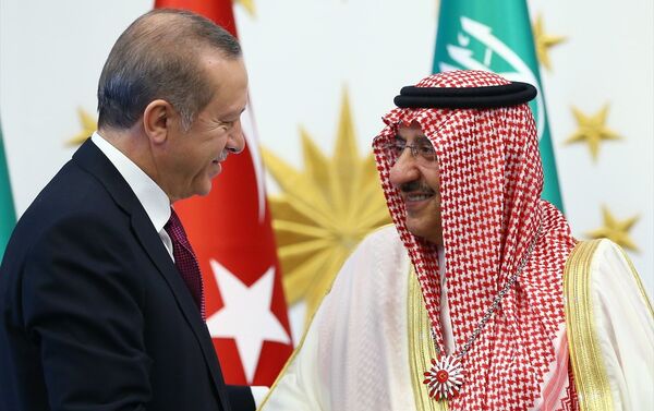 Cumhurbaşkanı Recep Tayyip Erdoğan, Cumhurbaşkanlığı Külliyesinde Suudi Arabistan Veliaht Prensi, Başbakan Birinci Yardımcısı ve İçişleri Bakanı Muhammed bin Nayif bin Abdülaziz Al Suud'a Cumhuriyet Nişanı verdi. - Sputnik Türkiye