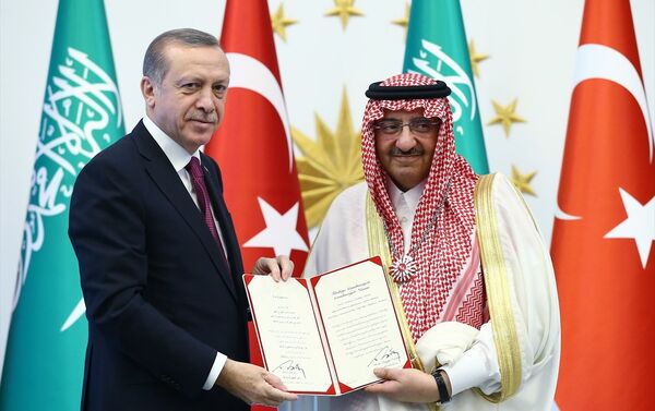 Cumhurbaşkanı Recep Tayyip Erdoğan, Cumhurbaşkanlığı Külliyesinde Suudi Arabistan Veliaht Prensi, Başbakan Birinci Yardımcısı ve İçişleri Bakanı Muhammed bin Nayif bin Abdülaziz Al Suud'a Cumhuriyet Nişanı verdi. - Sputnik Türkiye