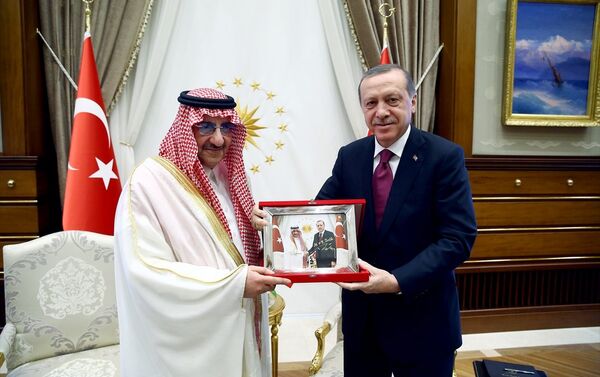 Cumhurbaşkanı Recep Tayyip Erdoğan, Cumhurbaşkanlığı Külliyesinde Suudi Arabistan Veliaht Prensi, Başbakan Birinci Yardımcısı ve İçişleri Bakanı Muhammed bin Nayif bin Abdülaziz Al Suud'a Cumhuriyet Nişanı verdi. - Sputnik Türkiye