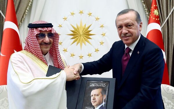 Cumhurbaşkanı Recep Tayyip Erdoğan, Cumhurbaşkanlığı Külliyesinde Suudi Arabistan Veliaht Prensi, Başbakan Birinci Yardımcısı ve İçişleri Bakanı Muhammed bin Nayif bin Abdülaziz Al Suud'a Cumhuriyet Nişanı verdi. - Sputnik Türkiye