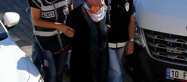 Fethullah Gülen'in kardeşinin çocuğu olduğu belirtilen Emine Akay Fethullah Gülen'in kardeşinin çocuğu olduğu belirtilen Emine Akay - Sputnik Türkiye