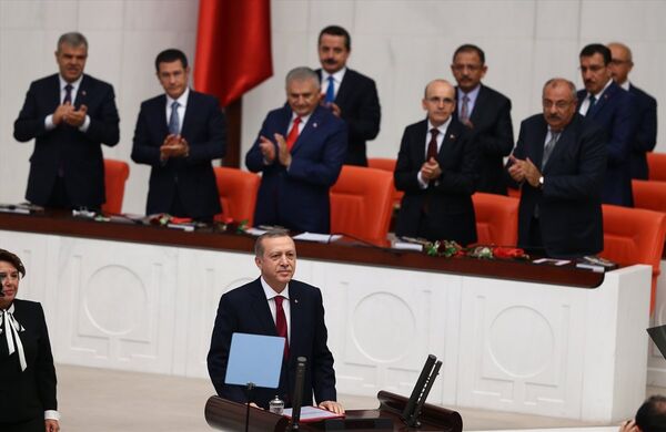 Başbakan Binali Yıldırım, Başbakan Yardımcıları Mehmet Şimşek, Numan Kurtulmuş, Nurettin Canikli, Tuğrul Türkeş ve Veysi Kaynak ile diğer bakanlar da açılışta hazır bulundu. - Sputnik Türkiye