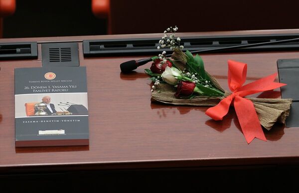 Açılışta milletvekillerinin oturduğu sıralara 26.dönem 1.yasama yılı faaliyet raporu ve kırmızı beyaz gül konuldu. - Sputnik Türkiye