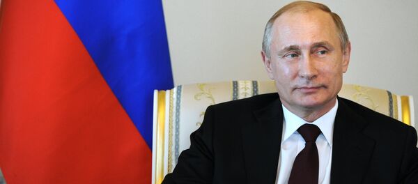 Russian President Vladimir Putin during a meeting with Kyrgyz President Almazbek Atambayev at the Constantine Palace in in Strelna - Sputnik Türkiye