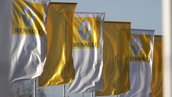Renault-Logo auf den Flaggen vor der Geschäftsstelle in Strasbourg - Sputnik Türkiye