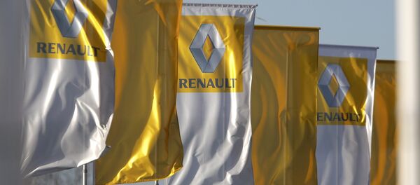 Renault-Logo auf den Flaggen vor der Geschäftsstelle in Strasbourg - Sputnik Türkiye