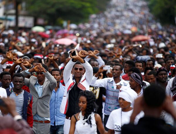 Etkinlikte kalabalığın Özgürlük İstiyoruz, Adalet İstiyoruz diye bağırdıkları belirtiliyor. - Sputnik Türkiye