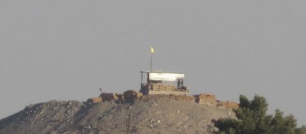 PYD, Tel Abyad’da mevzi kurdu, bayrak çekti - Sputnik Türkiye