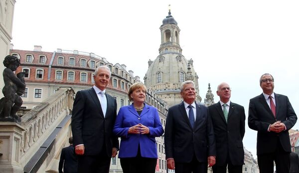 Almanya Federal Konseyi Başkanı Stanislaw Tillich, Başbakan Angela Merkel, Cumhurbaşkanı Joachim Gauck, Almanya Federal Meclisi Başkanı Norbert Lammert ve Federal Anayasa Mahkemesi Başkanı Andreas Vosskuhle, Frauenkirche (Kadınlar Kilisesi) yakınlarındaki kutlamalar için bir araya geldi. - Sputnik Türkiye