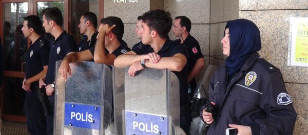 Polisin kılık ve kıyafet yönetmeliğinin değiştirilmesinin ardından ilk başörtülü kadın polis İzmir’de adliye önünde görüntülendi. - Sputnik Türkiye