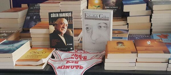 FETÖ baskınında 'one minute' yazılı iç çamaşırı bulundu - Sputnik Türkiye