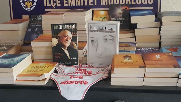 FETÖ baskınında 'one minute' yazılı iç çamaşırı bulundu - Sputnik Türkiye