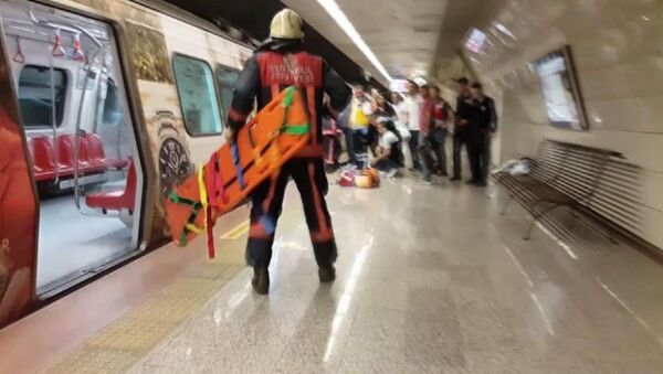 Şişhane Metro İstasyonu'nda metro seferlerini durmasına neden olan yaralı çıkarıldı. - Sputnik Türkiye