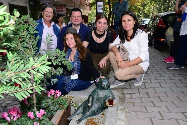 Kedi Tombili'nin heykelinin açılışı için yapılan törene, heykel için imza veren hayvan dostları da katıldı.  - Sputnik Türkiye