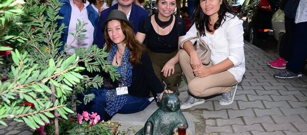 Kedi Tombili'nin heykelinin açılışı için yapılan törene, heykel için imza veren hayvan dostları da katıldı. - Sputnik Türkiye