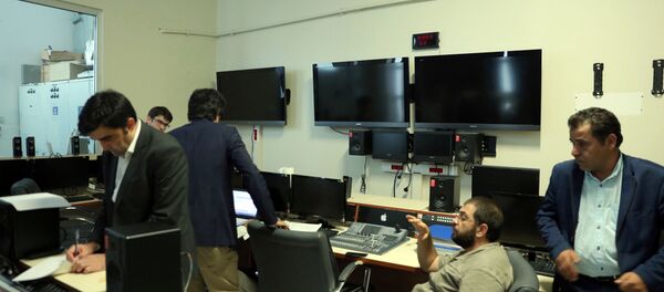 İMC'ye baskın yapan polisler içeri sayım yaptı. Ardından reji odasına giderek kanalın yayınını durdurdu, odayı mühürledi. - Sputnik Türkiye