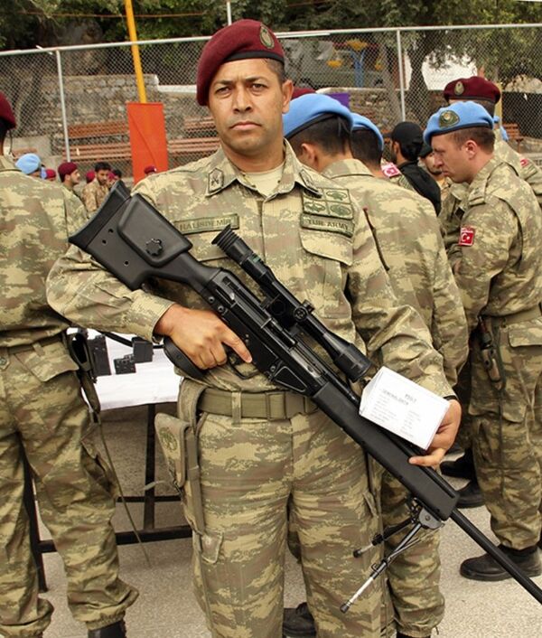 ÖKK mensubu bir uzman çavuş tarafından kaydedilen görüntülerde, kahraman astsubayın birbirinden farklı silah ve teçhizat kullandığı görülüyor. - Sputnik Türkiye