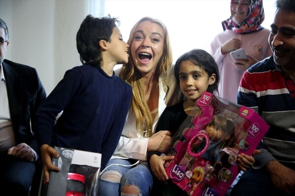 Lindsay Lohan Suriyeli aileyi ikinci kez ziyaret etti - Sputnik Türkiye