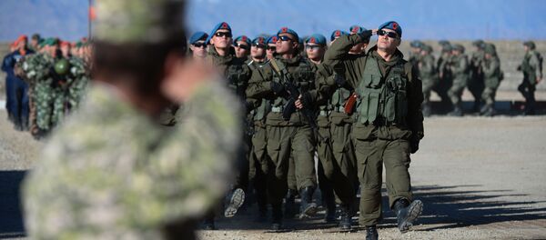 Kolektif Güvenlik Antlaşması Örgütü’ne üye ülkeler Çevik Kuvvetler Gücünün Kırgızistzn’da yapılan Rubej-2016 adlı ortak taktik tatbikata katılan Kırgızistan asker görevliler Kolektif Güvenlik Antlaşması Örgütü’ne üye ülkeler Çevik Kuvvetler Gücünün Kırgızistzn’da yapılan Rubej-2016 adlı ortak taktik tatbikata katılan Kırgızistan asker görevliler - Sputnik Türkiye