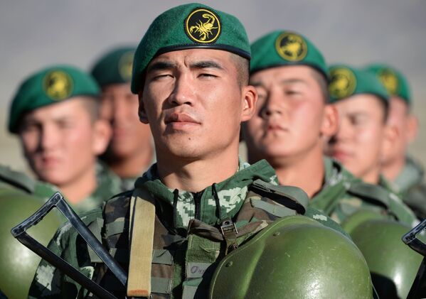 Kolektif Güvenlik Antlaşması Örgütü’ne üye ülkeler Çevik Kuvvetler Gücünün Kırgızistzn’da yapılan Rubej-2016 adlı ortak taktik tatbikata katılan Kırgızistan asker görevliler - Sputnik Türkiye
