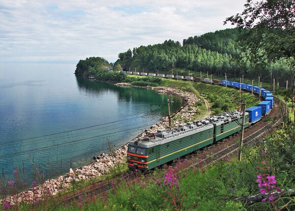 VL 85-022 tipi konteyner treni Baykal gölü kıyısında. - Sputnik Türkiye