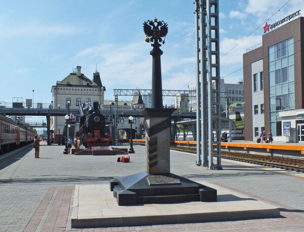 Vladivostok şehrindeki 9288 numaralı milepost, Trans-Sibirya  demir yolu sonunun simgesidir. - Sputnik Türkiye