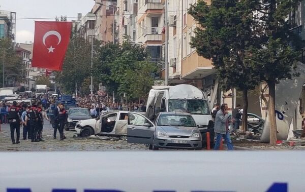 Bahçelievler ilçesindeki polis merkezinin yakınında patlama meydana geldi.   - Sputnik Türkiye