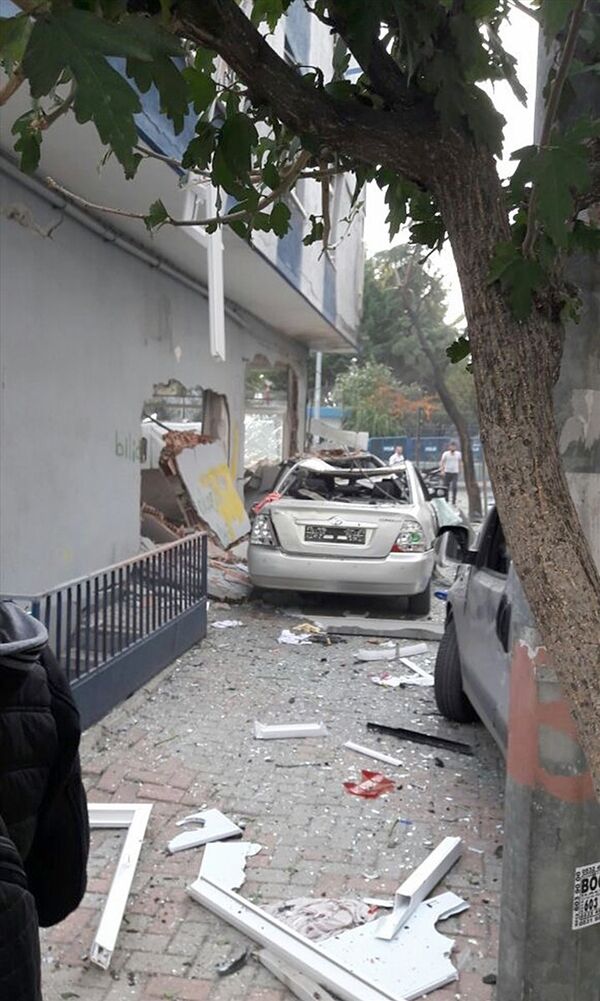 İstanbul'un Bahçelievler ilçesindeki 75. Yıl Polis Merkezi'nin yakınında patlama meydana geldi. Patlamanın şiddetiyle çevredeki araçlar ve binalar zarar gördü. - Sputnik Türkiye
