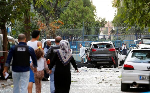 İstanbul'da Yenibosna 75. Yıl Polis Merkezi ve Askeri İnzibat binası yakınında meydana gelen patlamanın şiddetiyle çevredeki araçlar ve binalar zarar gördü. - Sputnik Türkiye