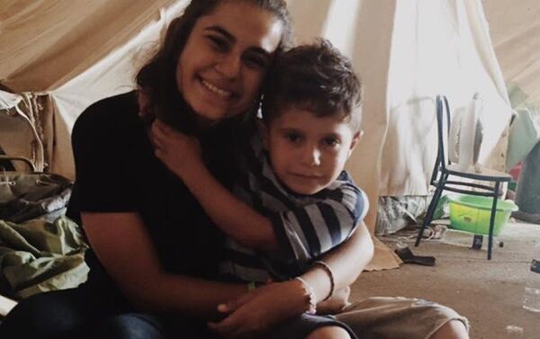 16 yaşındaki Brezilyalı Gabriela Shapazian, daha önce de sığınmacı kamplarını gezerek çocuklara hediyeler götürmüştü. - Sputnik Türkiye