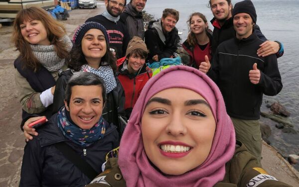 Sığınmacılarla selfie de çektiren Gabriella, her birini ailesinin bir ferdi gibi gördüğünü söyledi. - Sputnik Türkiye
