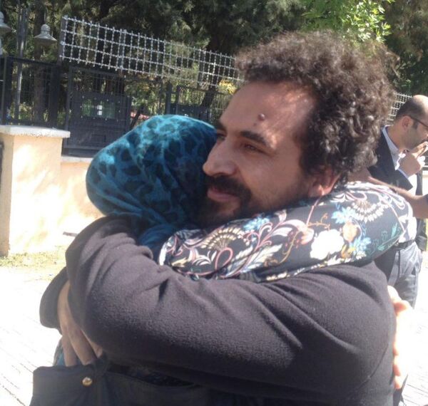 Murat Özyaşar, Emniyet'teki sorgusunun tamamlanmasının ardından, bugün Diyarbakır Adliyesi'nde savcının karşısına çıkarıldı. Özyaşar buradaki ifadesinden sonra serbest bırakıldı. - Sputnik Türkiye