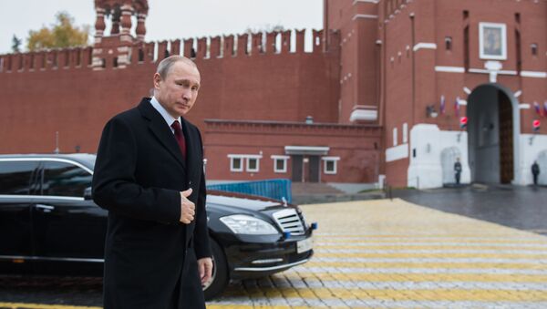 Rusya Devlet Başkanı Vladimir Putin, Kızıl Meydanındaki Kuzma Minin ve Dmitri Pojarskiy anıtlarına çiçek koyma törenini bekliyor. - Sputnik Türkiye