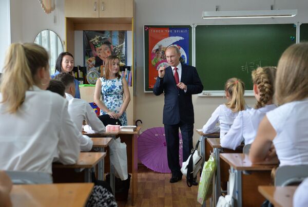 Rusya Devlet Başkanı Vladimir Putin, Vladivostok'taki bir liseyi ziyaret etti. - Sputnik Türkiye