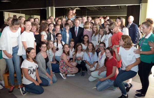 Rusya Devlet Başkanı Vladimir Putin Soçi şehrindeki Sirius eğitim merkezi ziyaretinde. - Sputnik Türkiye