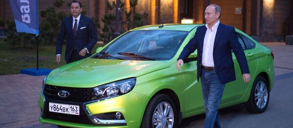 Rusya Devlet Başkanı Vladimir Putin Polyana.1389 otel kompleksine AvtoVAZ fabrikasının ürettiği yeni model Lada Vesta arabasıyla geldi. - Sputnik Türkiye