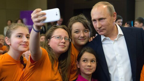Rusya Devlet Başkanı Vladimir Putin Soçi’deki Sirius eğitim merkezinin öğrencilerle beraber - Sputnik Türkiye