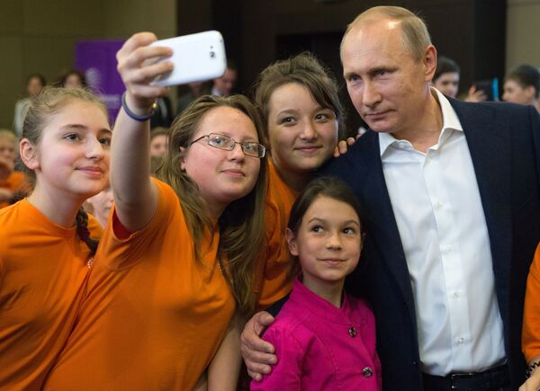 Rusya Devlet Başkanı Vladimir Putin Soçi’deki Sirius eğitim merkezinin öğrencileriyle birlikte. - Sputnik Türkiye