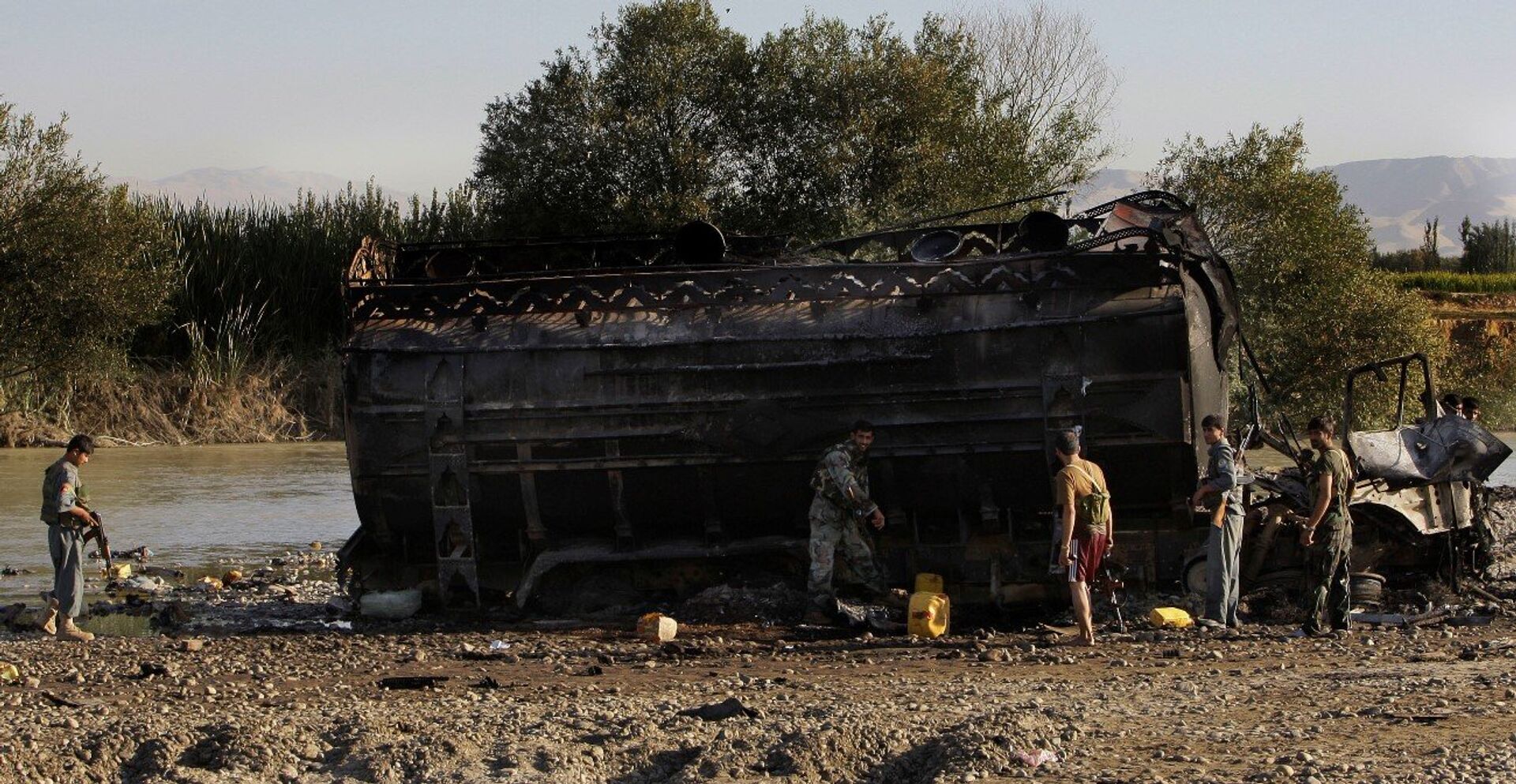 Afganistan'ın Kunduz kenti yakınlarında NATO savaş uçaklarının 2009 yılındaki bombardımanında 90 kişi ölmüştü - Sputnik Türkiye, 1920, 05.04.2022
