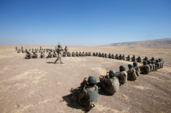 Türk askerleri, kamptaki Sünni Haşd el Vatani güçleri ile Peşmerge’ye askeri eğitim veriyor. - Sputnik Türkiye
