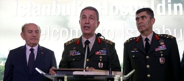 Genelkurmay Başkanı Orgeneral Hulusi Akar (ortada), İstanbul Büyükşehir Belediye Başkanı Kadir Topbaş'ı (solda) ziyaret etti. Orgeneral Akar, ziyarette şeref defterini imzaladı. - Sputnik Türkiye