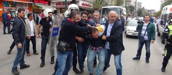 Bursa'da, 10 Ekim’de Ankara’daki terör saldırısının birinci yıldönümü dolayısıyla düzenlenmek istenen yürüyüşe polis izin vermedi. - Sputnik Türkiye